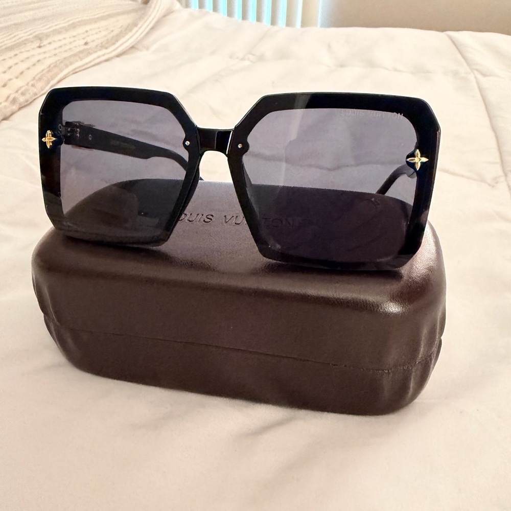 Elegant Black Sunglasses